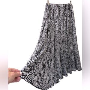 Laura PLUS Black & White A-Line Flowy Midi Skirt. Size 14.